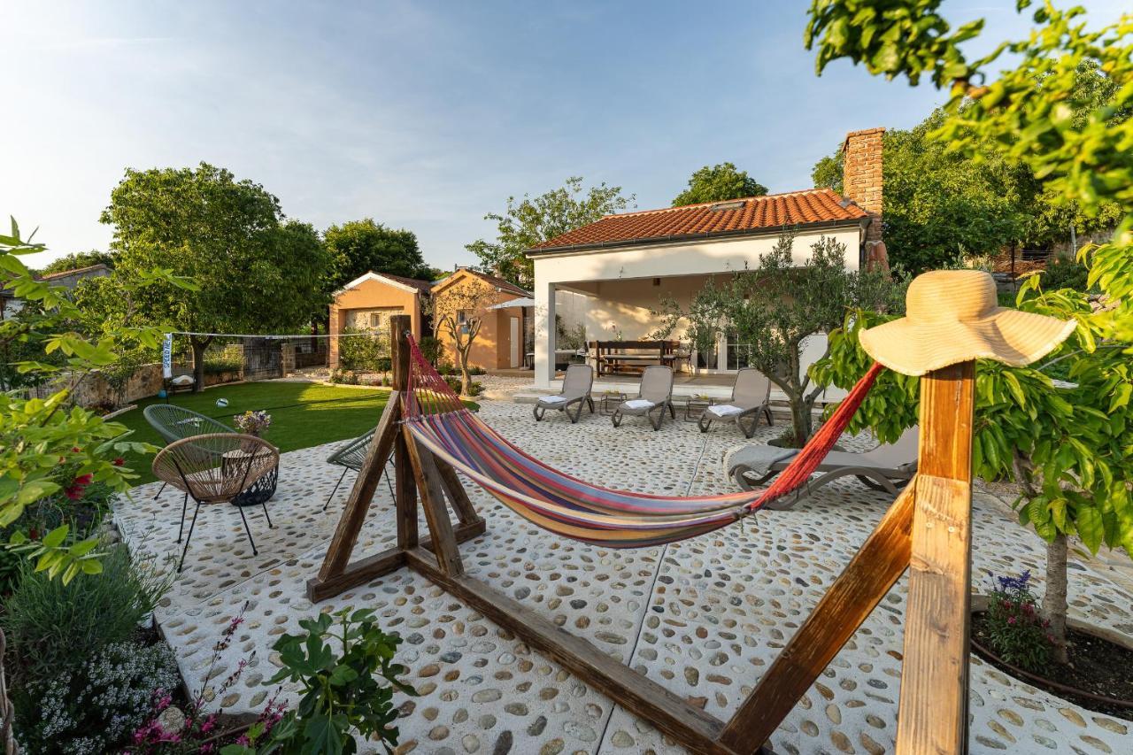 Holiday Home - Villa Thorak Anić Extérieur photo