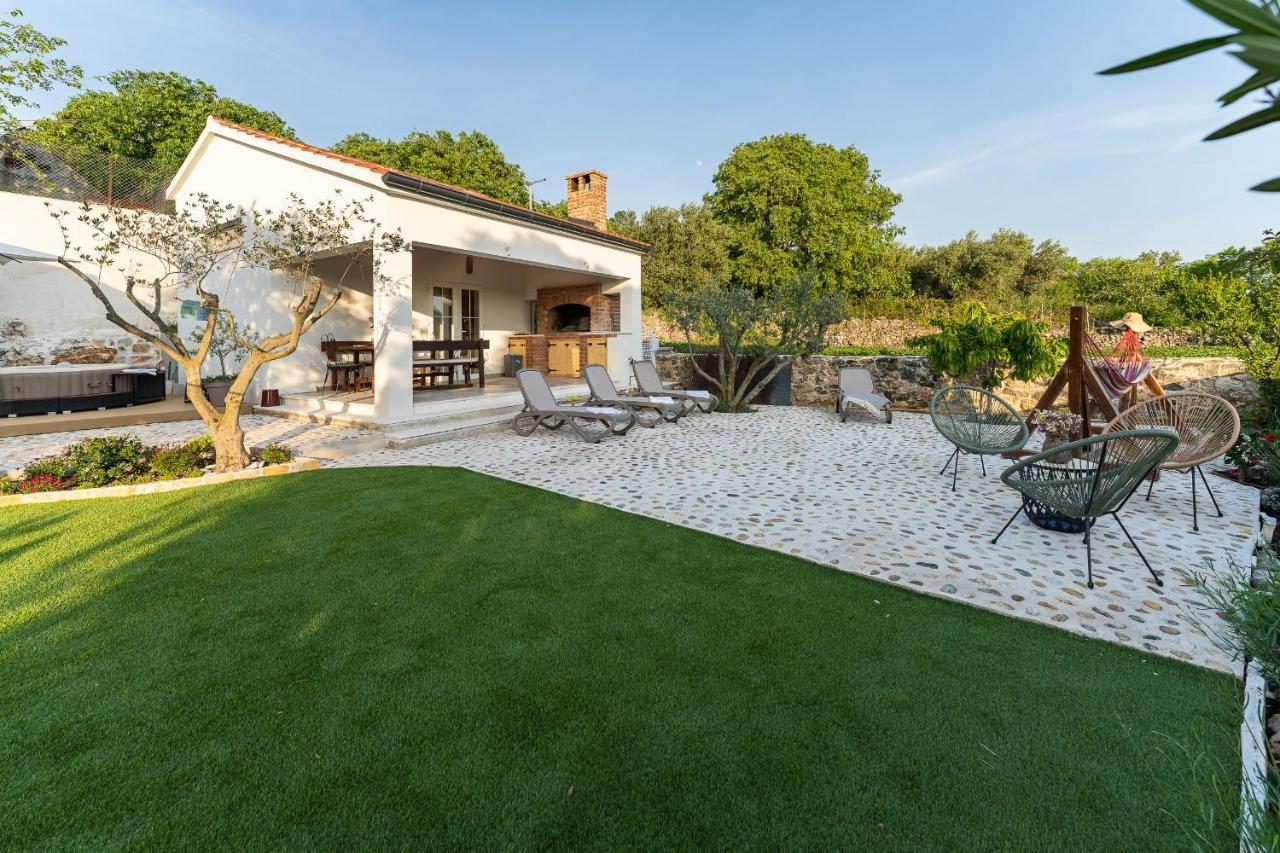 Holiday Home - Villa Thorak Anić Extérieur photo