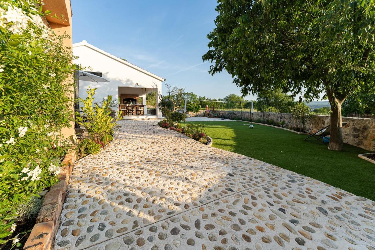 Holiday Home - Villa Thorak Anić Extérieur photo